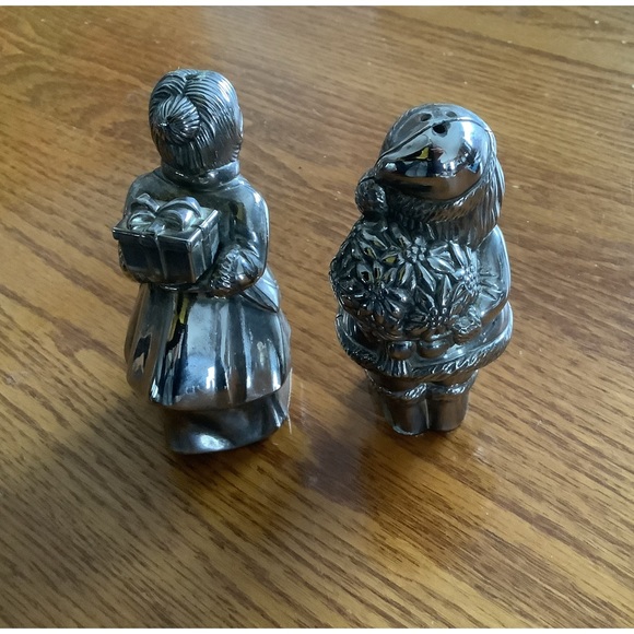 Mr & Mrs Santa Claus Kissing Salt & Pepper Shakers - Picture 4 of 6